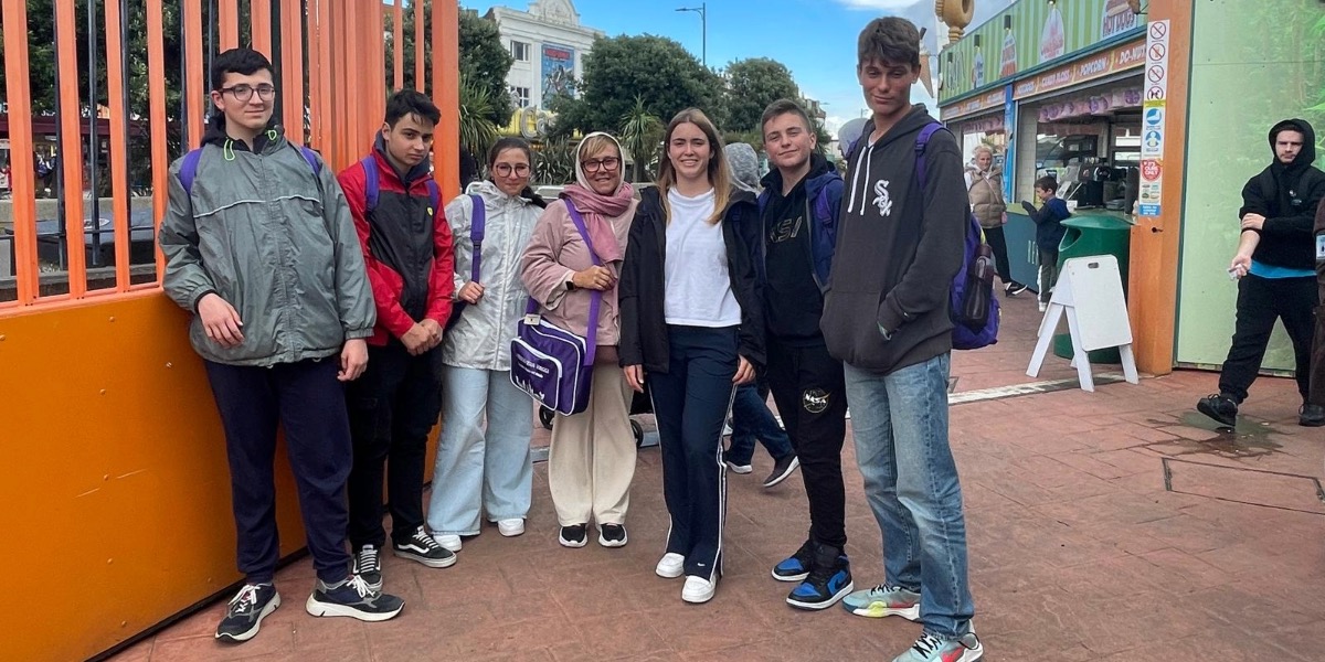 Quella di Rochester è stata un’esperienza bellissima, anzi indimenticabile! Siamo arrivati a Cobham Hall il 30 giugno, dopo un divertente volo in cui avevamo già fatto amicizia con alcuni ragazzi del gruppo Primavera Viaggi. La residenza, Cobham Hall, è un imponente maniero nel bel mezzo del Kent, Inghilterra Meridionale. Lo staff è stato gentilissimo. Durante […]