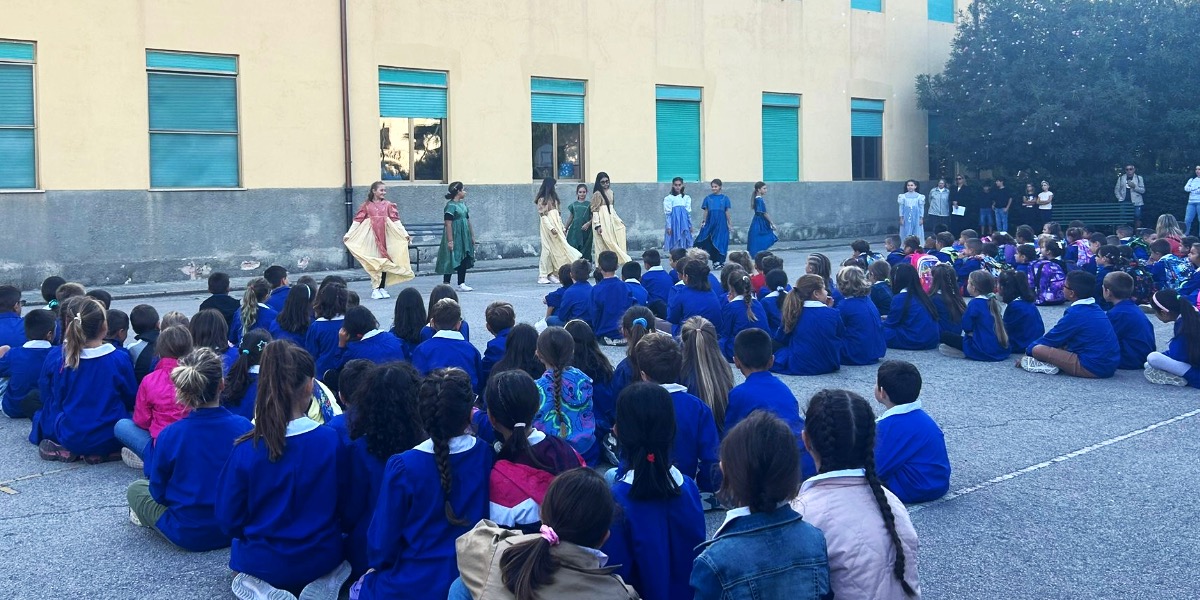 Narra una storia di un castello abitato da 4 sorelle: Gioia, Allegria, Felicità e Speranza. Grazie all’armonia, che regna tra le quattro sorelle, nel castello è sempre festa. Ma, nel castello vicino, governato dal Re Odio e dalla Regina Perfidia, l’invidia fa sì che i due regnanti decidano di far guerra alle sorelle, che entrano […]